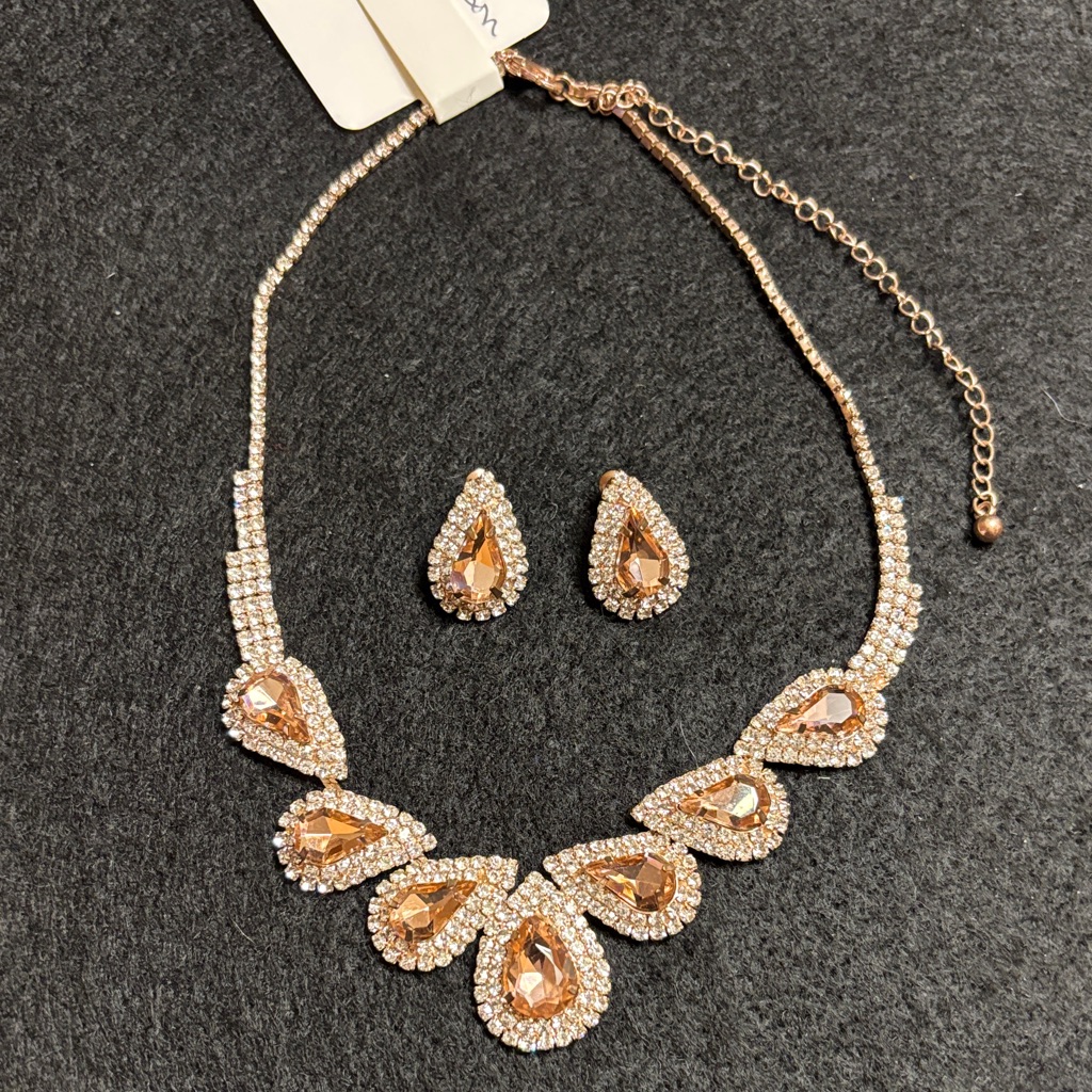 Nwot- Soft Pink Rhinestone Set 50$